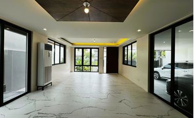5 Bedroon with a 4 Car Garage Property For Sale in Sucat, Parañaque City