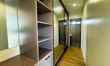 5 Bedroon with a 4 Car Garage Property For Sale in Sucat, Parañaque City