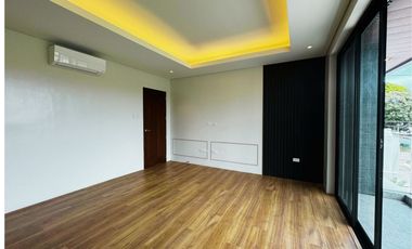 5 Bedroon with a 4 Car Garage Property For Sale in Sucat, Parañaque City