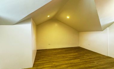 5 Bedroon with a 4 Car Garage Property For Sale in Sucat, Parañaque City