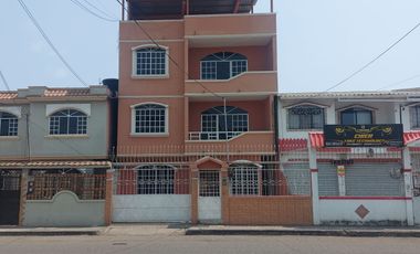 En Machala Se Vende Casa Amplia de 5 Dormitorios en la calle Marce Laniado cerca al Hosp Esperanza