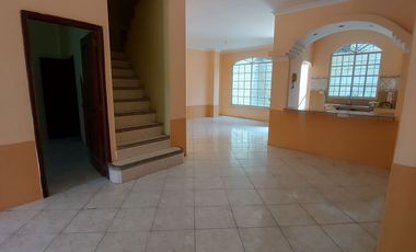 En Machala Se Vende Casa Amplia de 5 Dormitorios en la calle Marce Laniado cerca al Hosp Esperanza