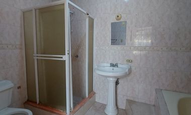 En Machala Se Vende Casa Amplia de 5 Dormitorios en la calle Marce Laniado cerca al Hosp Esperanza