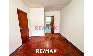 Amplia Casa De 2 Pisos En Venta | Santa Catalina