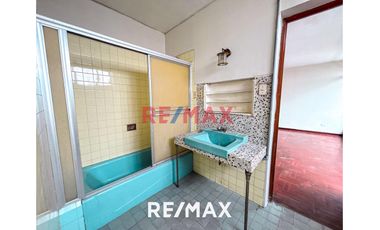 Amplia Casa De 2 Pisos En Venta | Santa Catalina