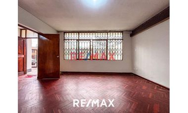 Amplia Casa De 2 Pisos En Venta | Santa Catalina