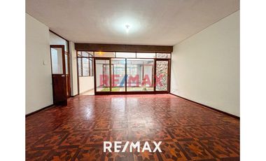 Amplia Casa De 2 Pisos En Venta | Santa Catalina