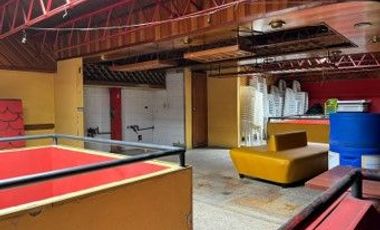 SE VENDE LOCAL COMERCIAL EN EL CENTRO COMERCIAL GALERIAS