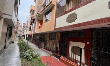 Venta De Linda Casa De 3 Pisos A Pocas Cuadras De Tottus