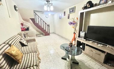Venta De Linda Casa De 3 Pisos A Pocas Cuadras De Tottus