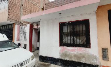 Venta Casa Frente Al Instituto Seoane A Pocas Cuadras De La Estacion Bayobar Del Tren Electrico
