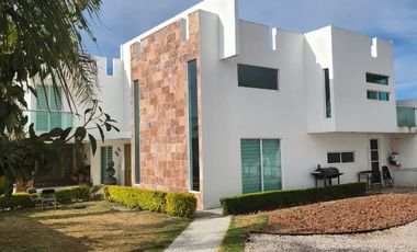 CASA EN VENTA EN HARAS, A 2 MINUTOS DE LA ENTRADA PRINCIPAL, 5 RECÁMARAS ENORMES, UNA RECÁMARA EN PLANTA BAJA CON BAÑO COMPLETO, PUEBLA