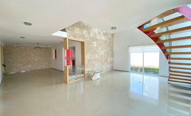 CASA EN VENTA EN HARAS, A 2 MINUTOS DE LA ENTRADA PRINCIPAL, 5 RECÁMARAS ENORMES, UNA RECÁMARA EN PLANTA BAJA CON BAÑO COMPLETO, PUEBLA
