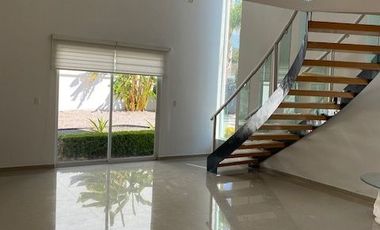 CASA EN VENTA EN HARAS, A 2 MINUTOS DE LA ENTRADA PRINCIPAL, 5 RECÁMARAS ENORMES, UNA RECÁMARA EN PLANTA BAJA CON BAÑO COMPLETO, PUEBLA