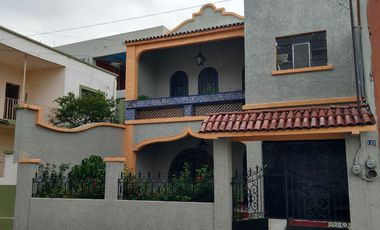 RENTO CASA MUY AMPLIA EN EL CENTRO