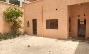 RENTO CASA MUY AMPLIA EN EL CENTRO