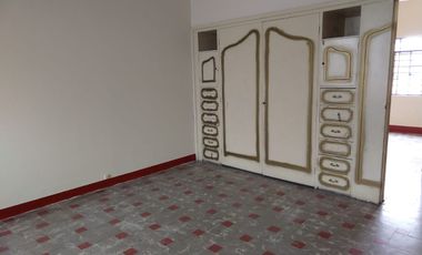 RENTO CASA MUY AMPLIA EN EL CENTRO