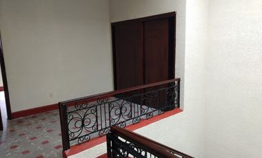 RENTO CASA MUY AMPLIA EN EL CENTRO
