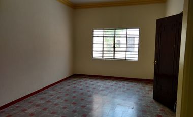RENTO CASA MUY AMPLIA EN EL CENTRO