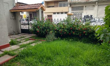RENTO CASA MUY AMPLIA EN EL CENTRO