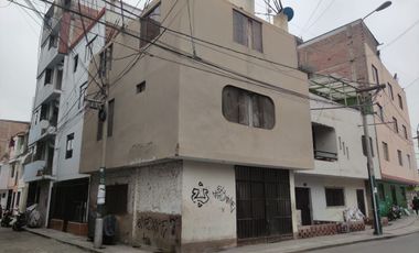 CASA EN ESQUINA A BUEN PRECIO