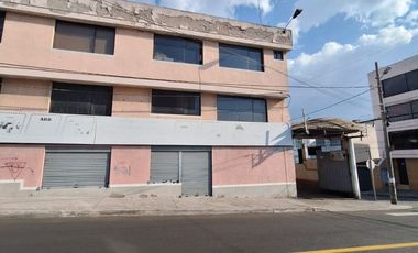 VENTA EDIFICIO RENTERO CON GALPÓN SECTOR KENNEDY