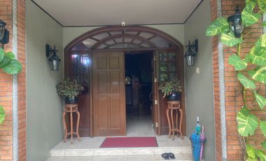 735 Sq.m House and Lot in San Lorenzo Village For Sale