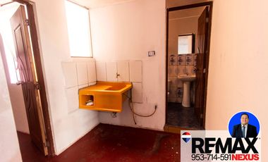 SE VENDE CASA DE TRES PISOS CON DOS LOCALES COMERCIALES EN AVENIDA EN SAN JUAN DE MIRAFLORES