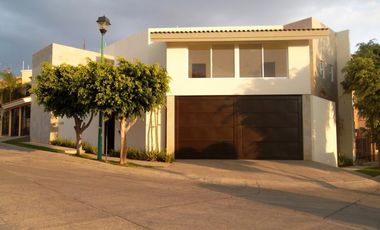 EXCELENTE CASA EN RENTA con opcion a compra.