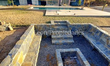 León Propiedades arrienda hermosa casa en sector Alhué