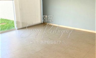 CASA EN RENTA, LA CAMPIÑA, DE LUJO, 3 REC. CON BAÑO Y VESTIDOR, 5 AUTOS, CASA CLUB / ALBERCA, EQUIPADA