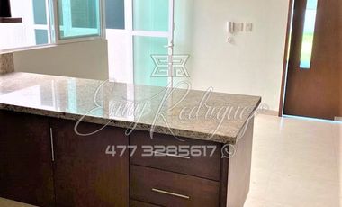 CASA EN RENTA, LA CAMPIÑA, DE LUJO, 3 REC. CON BAÑO Y VESTIDOR, 5 AUTOS, CASA CLUB / ALBERCA, EQUIPADA