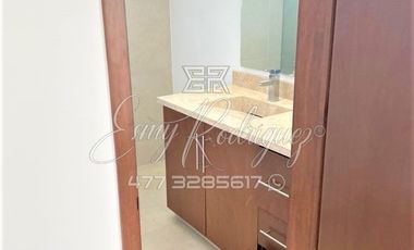 CASA EN RENTA, LA CAMPIÑA, DE LUJO, 3 REC. CON BAÑO Y VESTIDOR, 5 AUTOS, CASA CLUB / ALBERCA, EQUIPADA