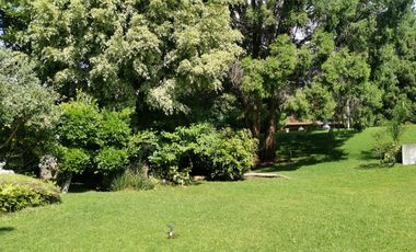 SE VENDE CASA COMO TERRENO EN FRACCIONAMIENTO JARDINES DE AHUATEPEC