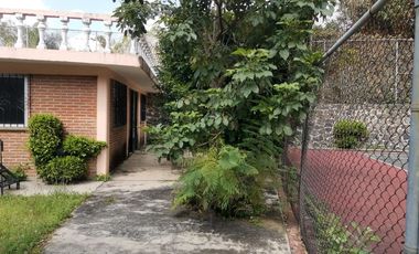 SE VENDE CASA COMO TERRENO EN FRACCIONAMIENTO JARDINES DE AHUATEPEC