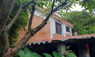 SE VENDE CASA DE UN SOLO NIVEL CON 3 BUNGALOWS
