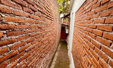 SE VENDE CASA DE UN SOLO NIVEL CON 3 BUNGALOWS
