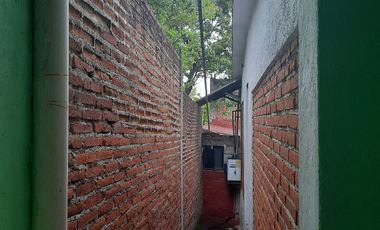 SE VENDE CASA DE UN SOLO NIVEL CON 3 BUNGALOWS