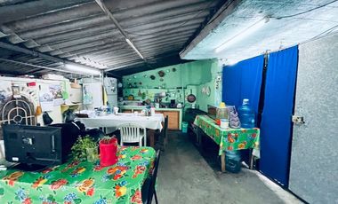 SE VENDE CASA DE UN SOLO NIVEL CON 3 BUNGALOWS
