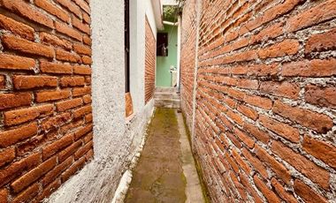 SE VENDE CASA DE UN SOLO NIVEL CON 3 BUNGALOWS