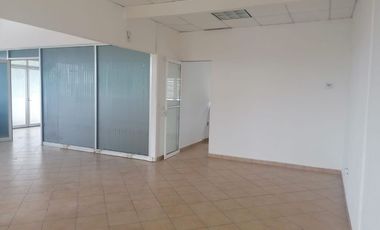 Se renta oficina en planta alta