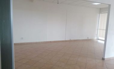 Se renta oficina en planta alta