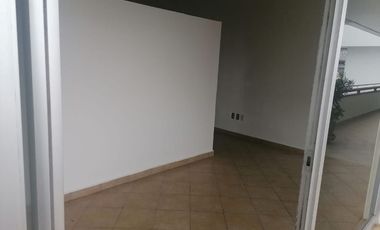 Se renta oficina en planta alta