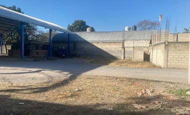 Terreno con local comercial