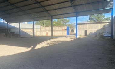 Terreno con local comercial