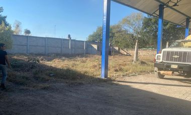 Terreno con local comercial