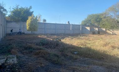 Terreno con local comercial