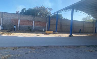 Terreno con local comercial