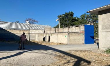 Terreno con local comercial