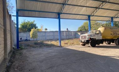 Terreno con local comercial